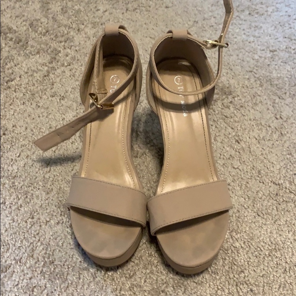 Nude Wedges